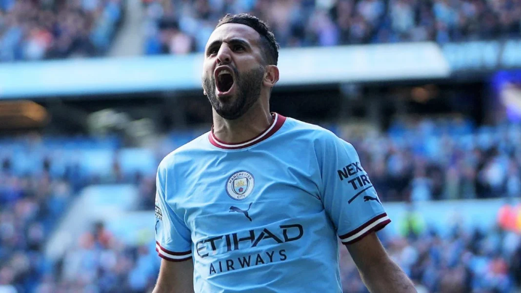Mahrez célèbre son record historique Mahrez en pleine célébration lors d'un match de football.