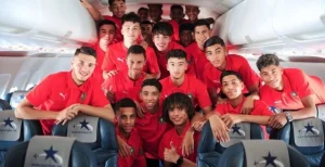 L'équipe marocaine U17 à bord d'un avion roumain
