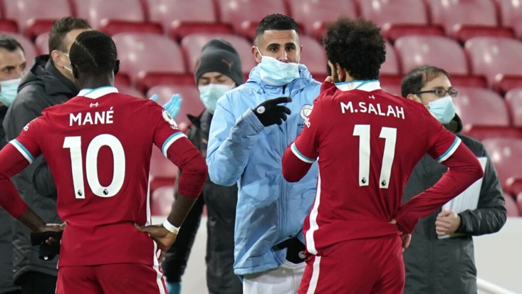 Ce joueur marocain affirme que Riyad Mahrez est meilleur que Mohamed Salah. Joueurs marocains Mané et Salah en discussion lors d'un match.
