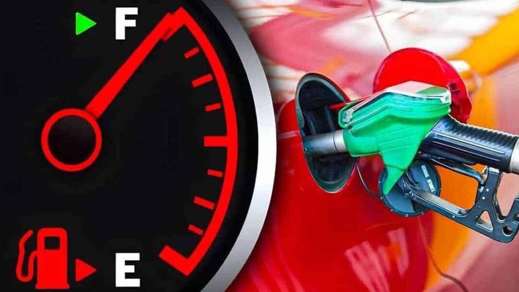 Attention ! Vous ne devez jamais faire le plein d’essence dans votre automobile au risque de… Réservoir d'essence avec pompe à carburant en action.