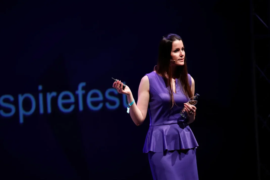 A la découverte de Nora Khaldi, la mathématicienne algérienne au charme rare Femme en robe violette parlant lors d'une conférence.