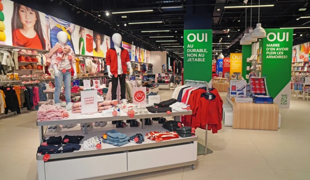 Algérie-Algex : quatre grandes marques de vêtements se lancent ce mois d’avril Vitrine d'un magasin de vêtements avec mannequins et rayons colorés.