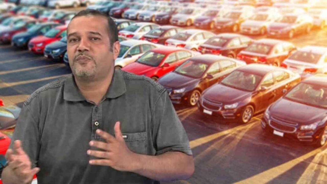 Prix des voitures importées en Algérie : Mustapha Zebdi mise sur les marques chinoises pour réduire le coût. Homme devant un grand parking de voitures importées en Algérie.