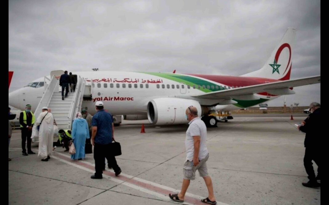Déception à bord de Air Maroc : La compagnie aérienne inflige encore un calvaire à ses passagers. Passagers embarquant dans un avion Royal Air Maroc à l'aéroport.