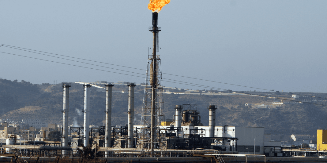 Sonatrach déniche de nouvelles réserves d’hydrocarbures en Algérie Installation pétrolière en Algérie avec torchère en feu.