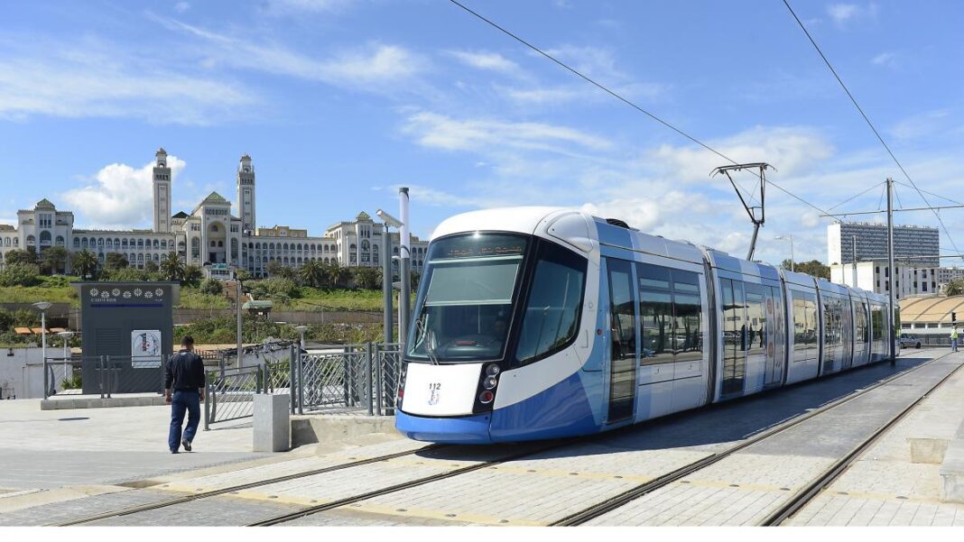 Aïd el-Fitr 2023 en Algérie : voici les horaires d’activité des tramways Tramway moderne à Alger avec vue sur la ville et le palais.