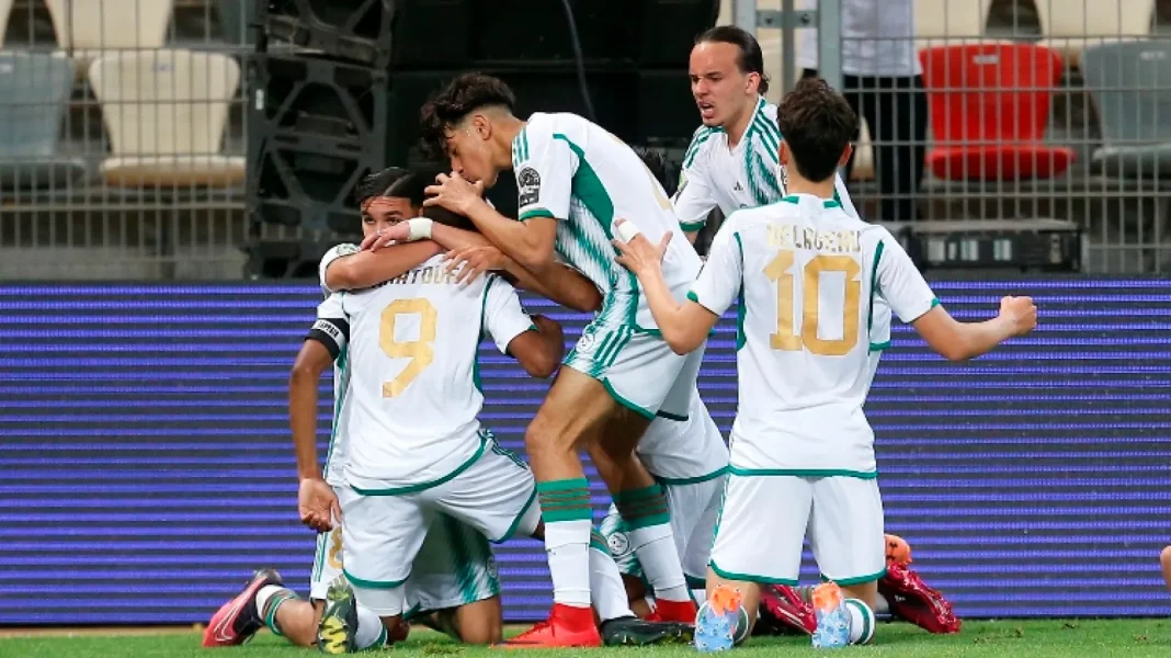 Jeunes joueurs de football célébrant leur victoire en championnat d'Afrique.