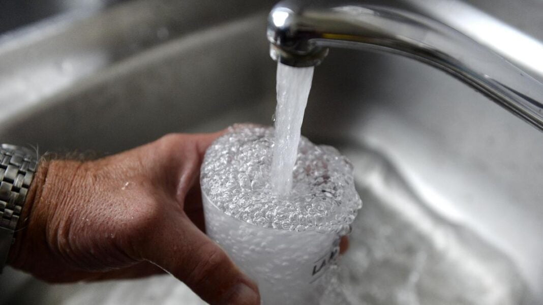 Gestion efficiente de l’eau : Ce jeune algérien met au point une application révolutionnaire Main tenant un verre d'eau sous un robinet en fonctionnement.