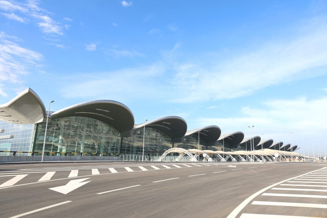 Incroyable ! Une algérienne de France fait l’éloge de l’aéroport d’Alger et se fait dézinguer. Aéroport d'Alger avec architecture futuriste et large façade en verre.