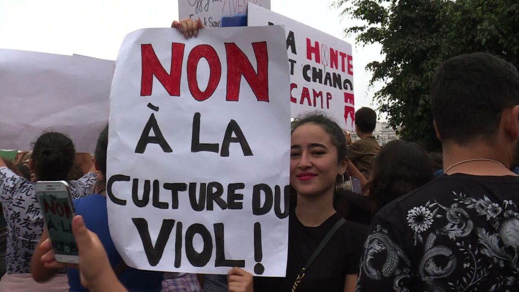 violence sexuelle : 3 153 cas de viol sur des mineurs et des femmes enregistrés au Maroc Jeune femme tenant une pancarte contre la culture du viol lors d'une manifestation.