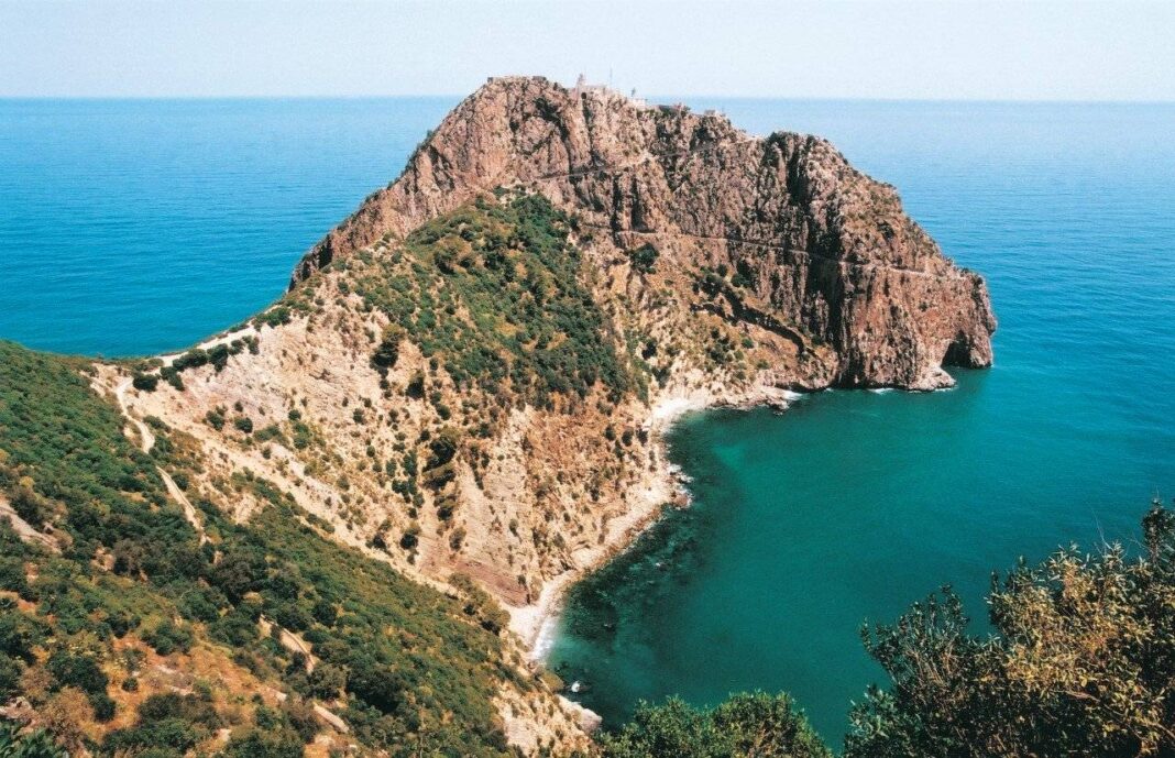 « Je préfère les Kabyles, ils sont plus ouverts » : Une touriste encense cette partie de l’Algérie pour cette raison . Paysage côtier avec falaise et mer bleue en Algérie.