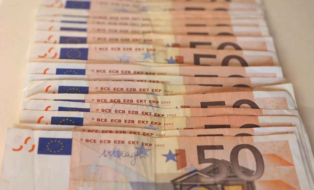 Billets de 50 euros en pile Billets de 50 euros empilés, illustration de l'argent en euros.