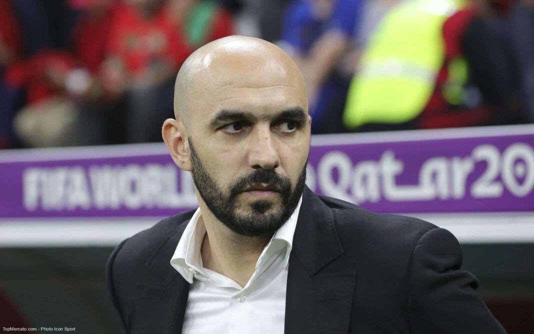 Walid Regragui cite les favoris à la CAN 2023… l’Algérie zappé ! Regragui, entraîneur de football, lors d'un match important.