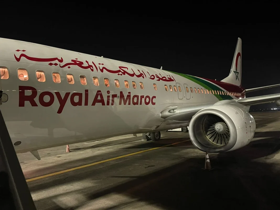 La Royal Air Maroc mise à l’épreuve par Air Algérie Avion Royal Air Maroc stationné à l'aéroport la nuit.