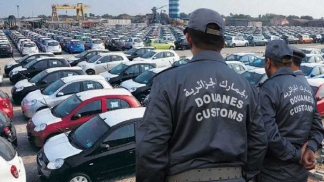 Voici les précisions de la douane sur les voitures neuves importées à pas moins de 12.000 euros en Algérie Agents des douanes algériennes inspectant un lot de voitures importées.