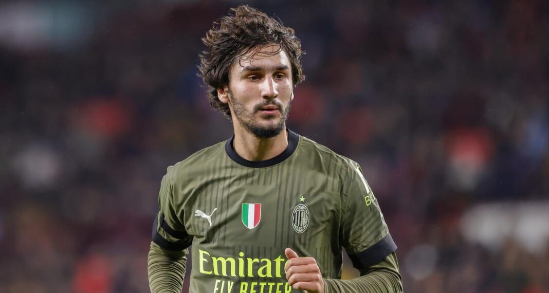 Yacine Adli lors d'un match de football Yacine Adli en action sur le terrain avec le maillot de Milan AC.