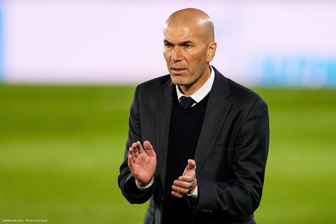 Coup de Tonnerre ! Zinedine Zidane, la terrible nouvelle ! Zinedine Zidane lors d'une conférence, expression sérieuse.