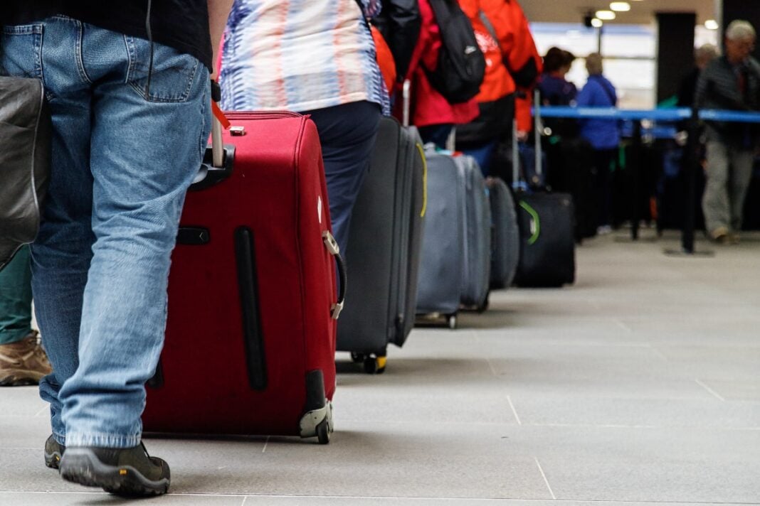 France : cet aéroport parmi « les pires », des passagers le confirment Passagers avec bagages en attente à l'aéroport.