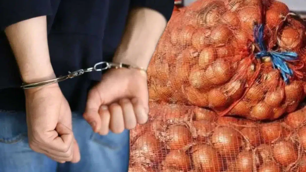 Algérie : un spéculateur d’oignon condamné à 7 ans de prison Personne en garde à vue avec sacs d'oignons en arrière-plan.