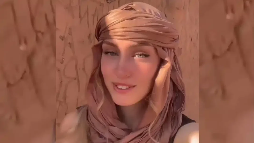 L’Algérie est un pays dangereux ? : Voici la grande réponse d’une touriste Jeune femme souriante avec foulard dans un décor en terre.