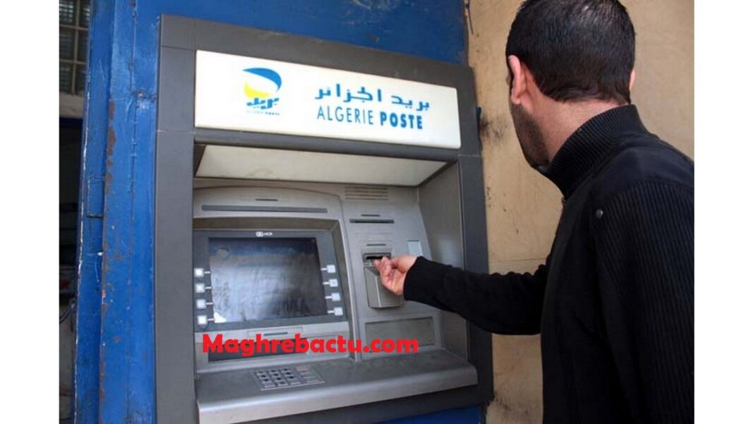 Ramadan 2023 : Découvrez l’énorme révélation du DG de Algérie Poste Un homme utilise un distributeur automatique d'Algérie Poste.