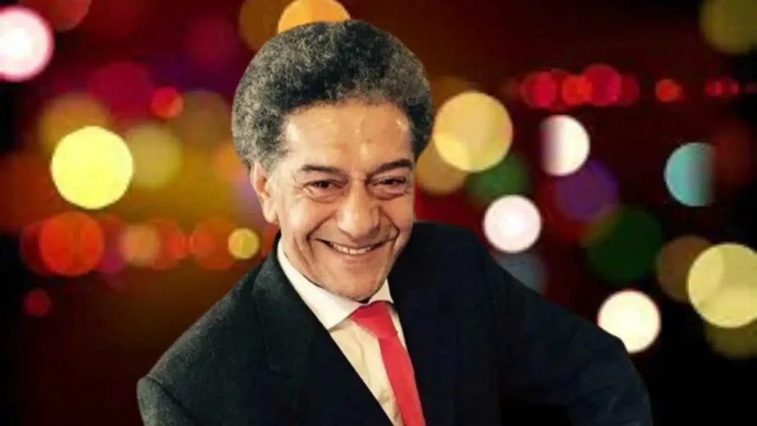 Algérie : Salah Aougrout livre un discours rempli de tendresse à son public Salah Aougrout souriant lors d'un discours public.