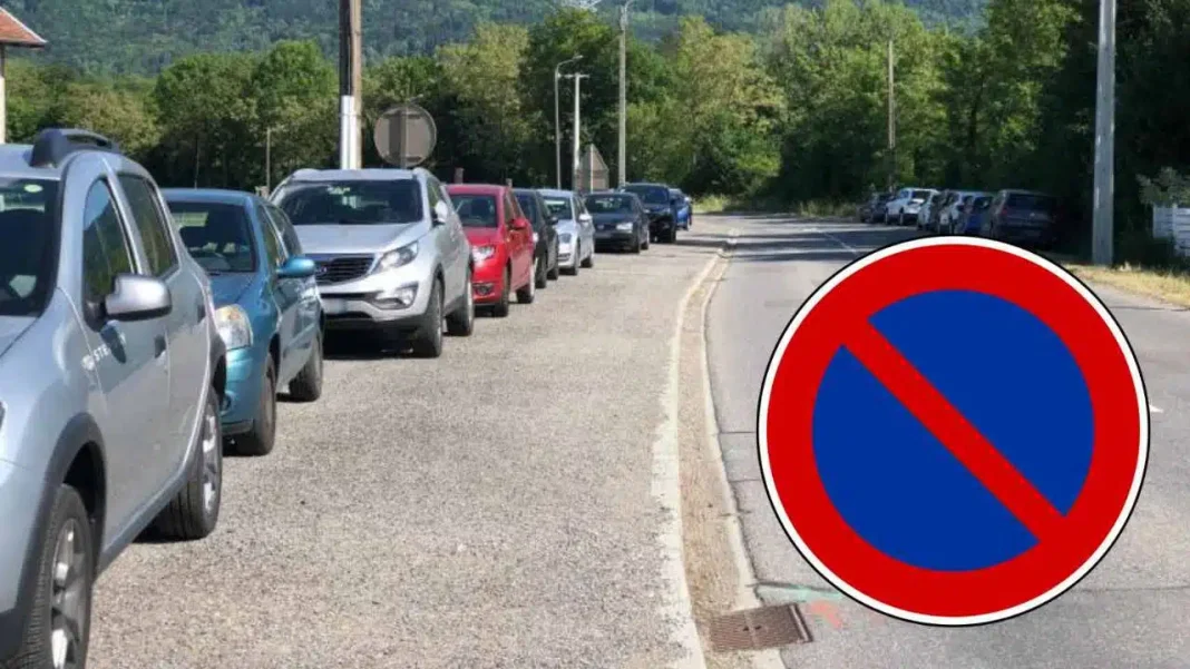 Voitures garées en double file sur le côté de la route.