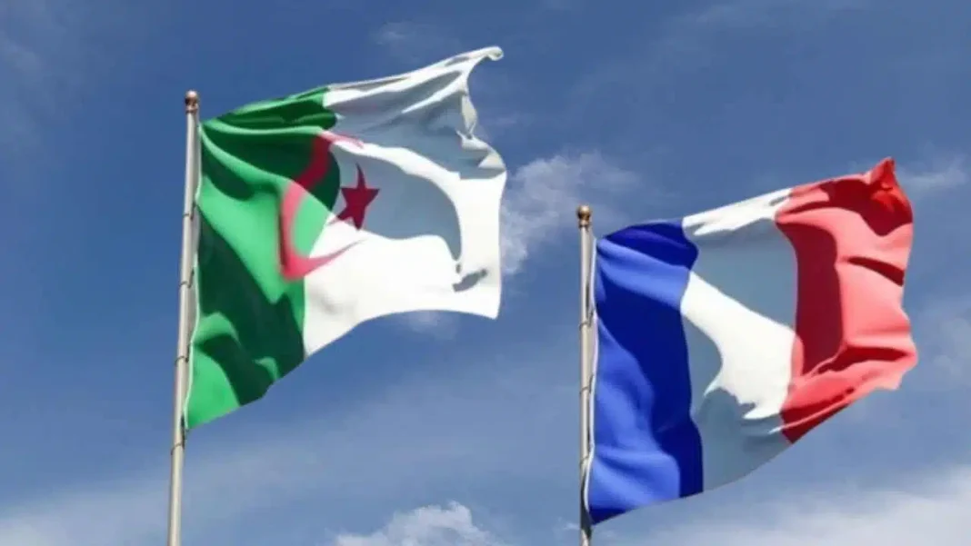 France : Voici les changements dont seront sujets les Algériens de l’hexagone Drapeaux d'Algérie et de France flottant dans le ciel bleu.