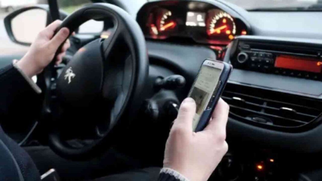Algérie : l’usage du téléphone au volant est sanctionné par ceci Conducteur utilisant un téléphone portable en conduisant.