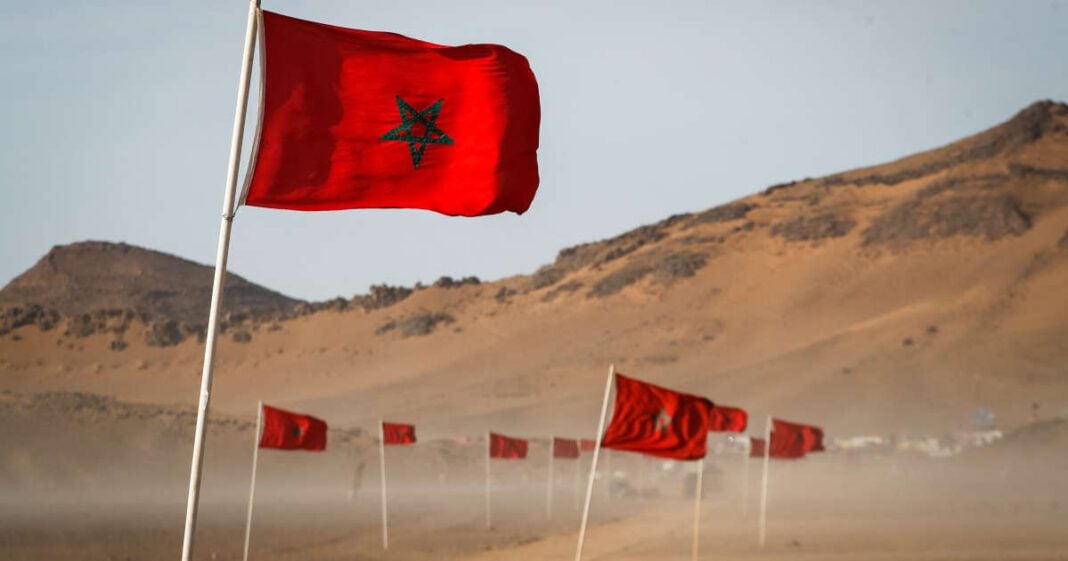 Grosse révélation de la CIA : les territoires du Sahara oriental sont marocains et non Algériens Drapeaux marocains flottant dans le désert du Sahara oriental.