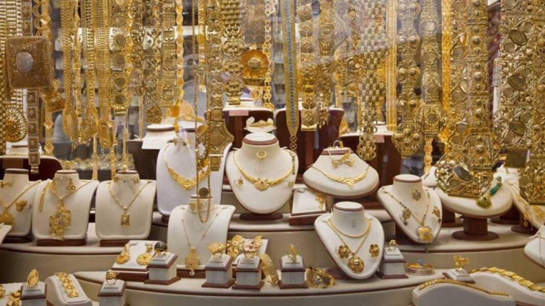 Vitrine de bijoux en or et accessoires précieux en Kabylie.