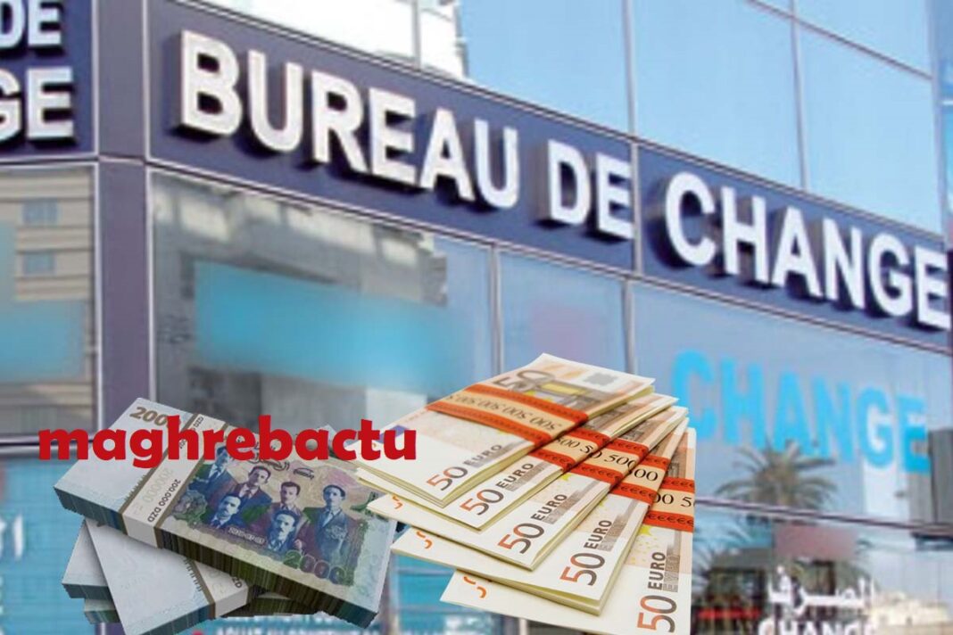 Algérie : les députés déterminés à mettre fin au marché noir Bureau de change avec des billets de banque en Algérie.