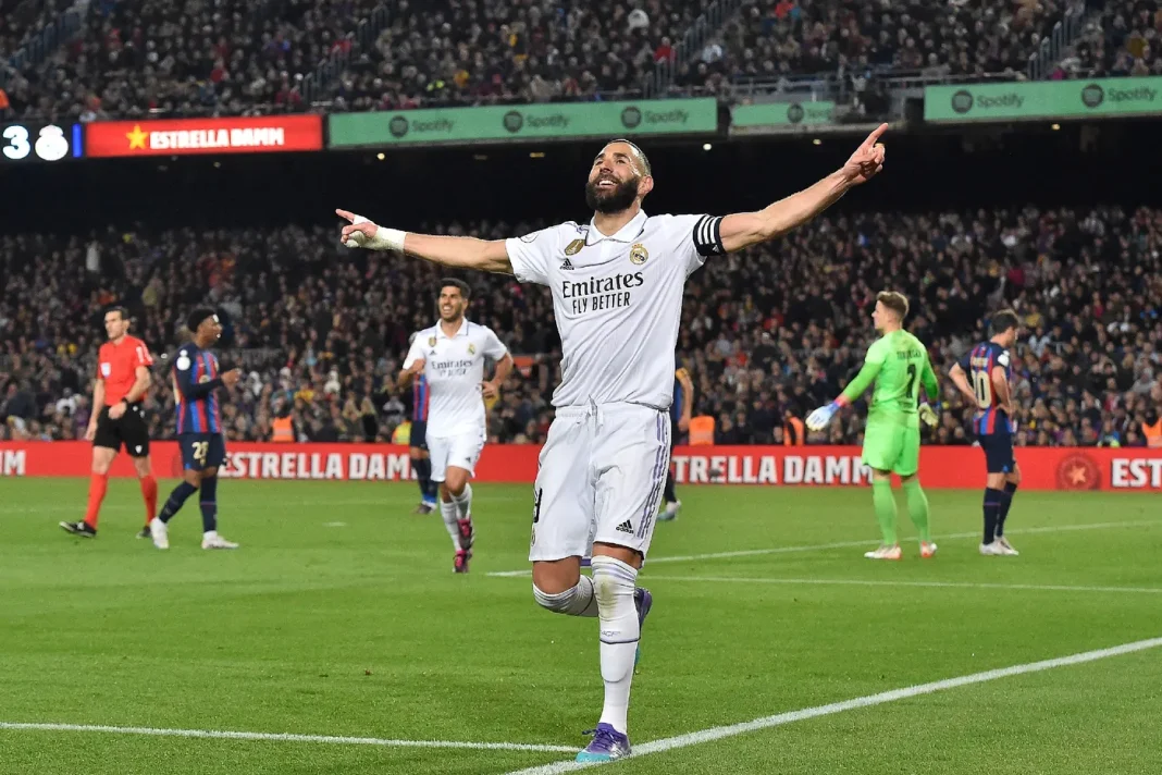 Coupe du Roi : Grâce au triplé de Karim Benzema, le Réal Madrid terrasse le Barça 4-0 et se qualifie pour la finale (vidéo) Karim Benzema célèbre lors d'un match de football avec ses coéquipiers.
