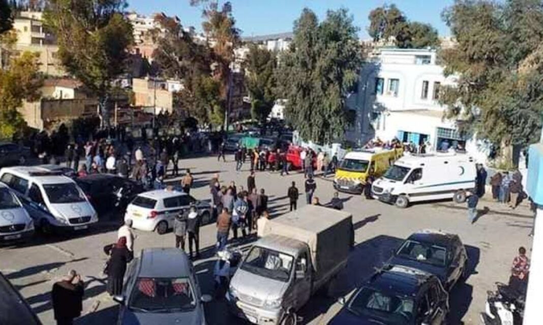 Annaba : En faisant l’aumône, cette dame passe de vie à trépas dans un tragique accident. Vue de la scène d'un accident avec de nombreux témoins et véhicules.
