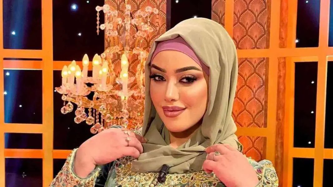 La chanteuse algérienne Manel Hadli dévoile son âge et choque plus d’un Manel Hadli portant un hijab beige et un maquillage sophistiqué.