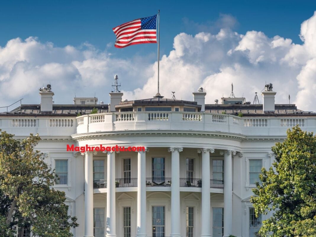 Les Etats Unis d’Amérique dénoncent la répression des libertés en Algérie La Maison Blanche avec drapeau américain flottant dans le ciel.
