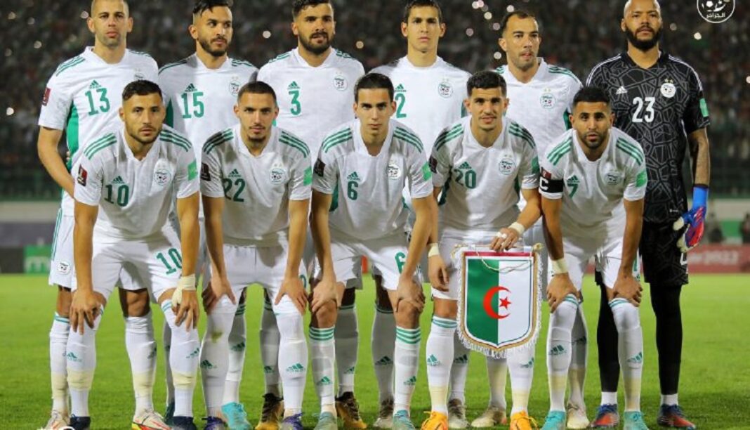 Equipe d’Algérie : encore une présumée histoire de trahison Groupe de joueurs de football algériens en uniforme blanc sur le terrain.