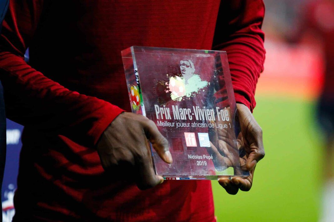 Prix Foé 2023 : l’Algérien Farès Chaïbi absent de marque Trophée en verre du Prix Foé 2023 tenu par un joueur.