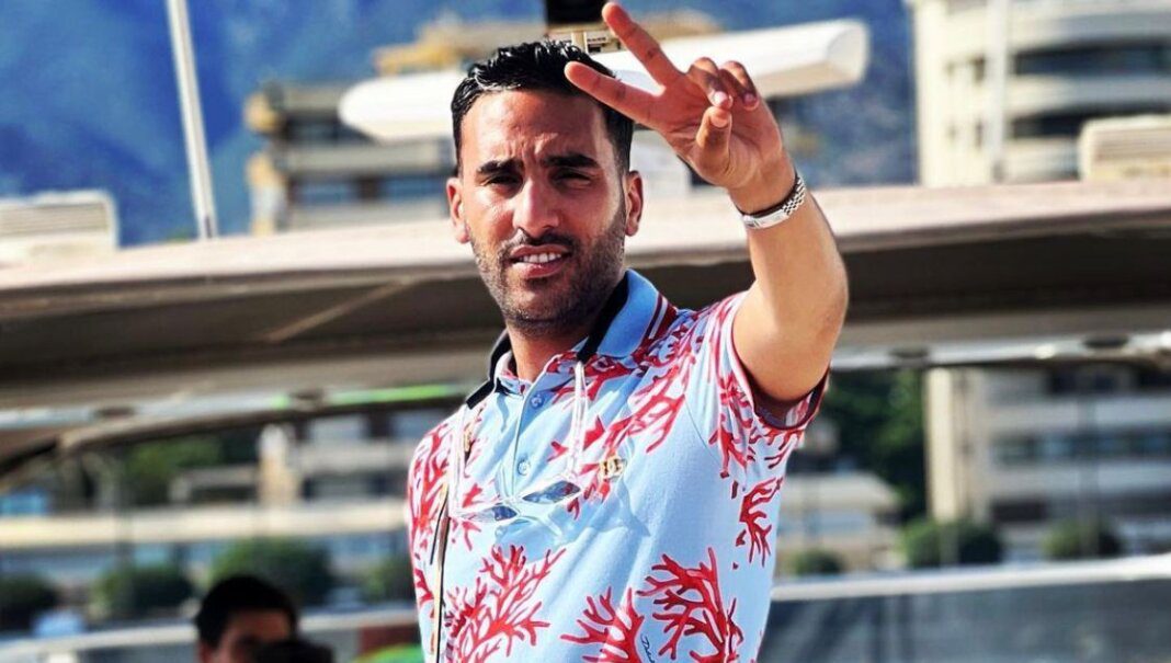 Concert à Tel Aviv : Heuss l’Enfoiré boudé par les Algériens Homme avec un t-shirt coloré faisant un signe de paix à Tel Aviv.