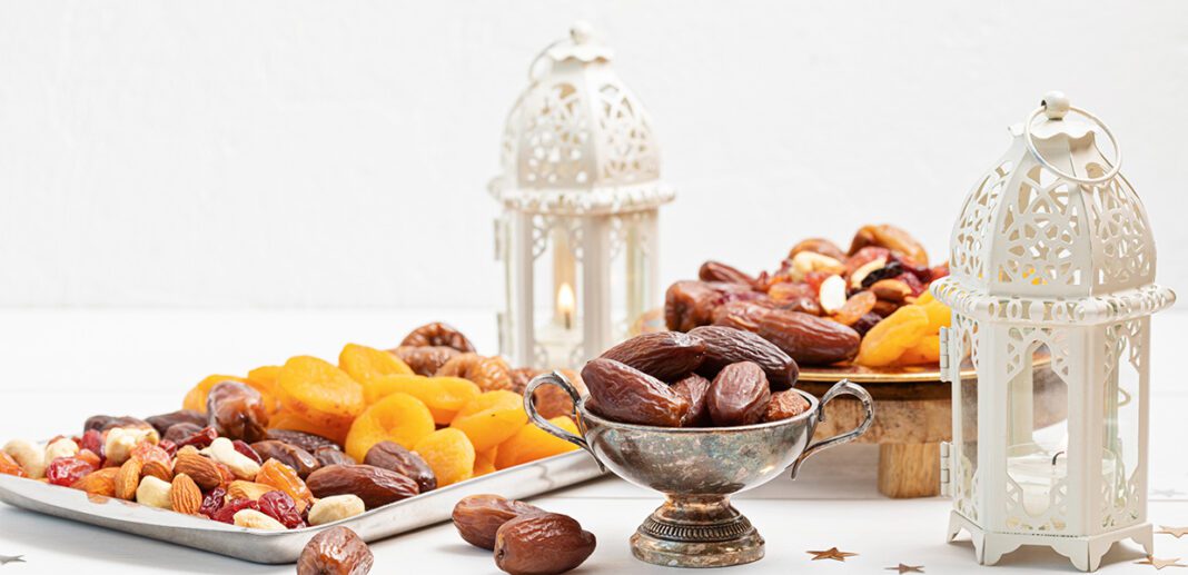 Ramadan 2023 : découvrez l’énorme geste de l’Algérie envers les étudiants étrangers Dates et fruits secs dans un décor élégant pour Ramadan.