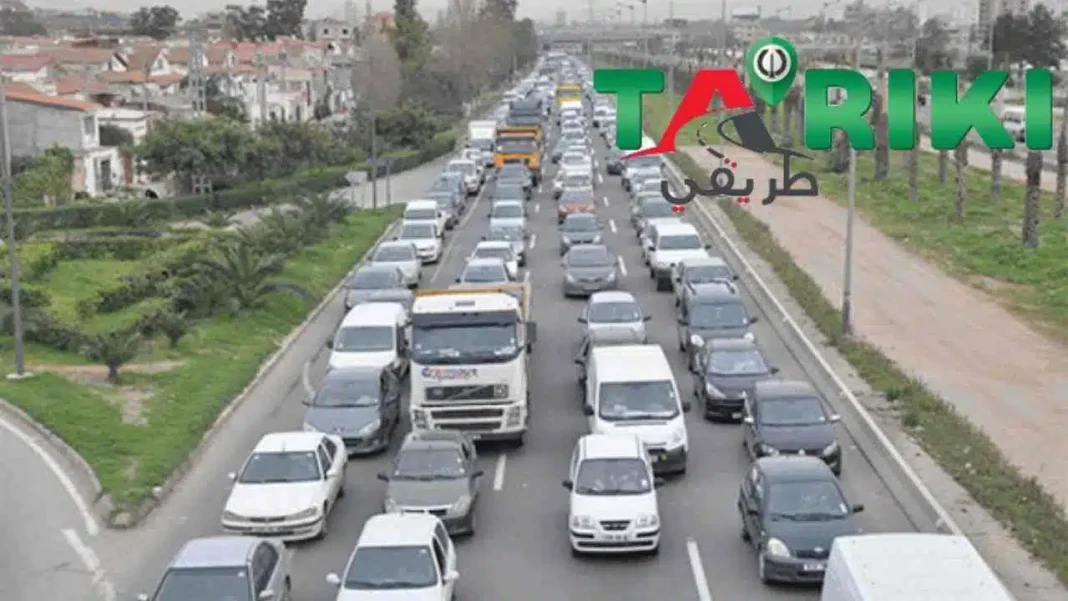 Congestion routière en Algérie Traffic dense sur une route en Algérie avec plusieurs véhicules.