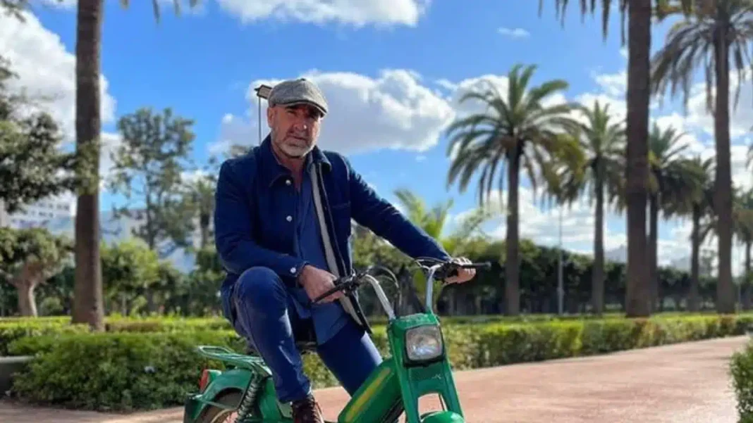 Cantona : Mes enfants ont du sang algérien Eric Cantona en promenade dans un parc algérien avec palmier.
