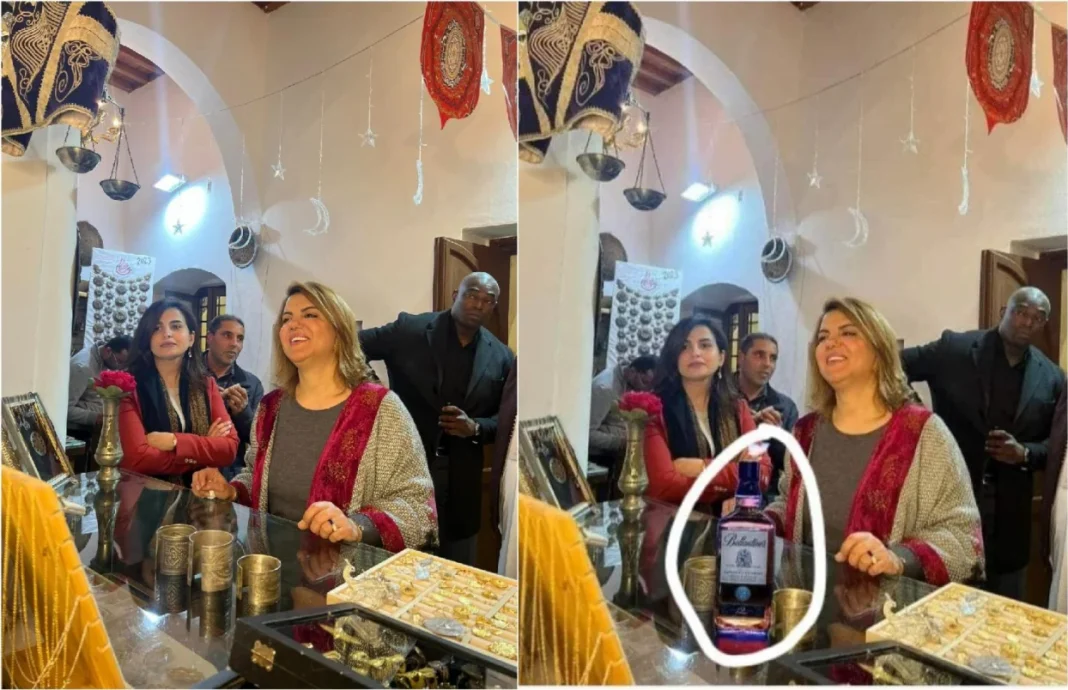 Photo du ministre libyen des Affaires étrangères à côté d’une bouteille d’alcool Ministre libyen des Affaires étrangères avec bouteille d'alcool en main.