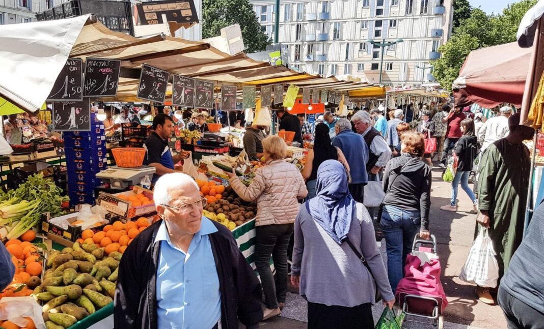 Algérie : l’inflation grimpe, la flambée des prix confirmée par l’ONS Marché en Algérie avec vendeurs et acheteurs, fruits et légumes frais.