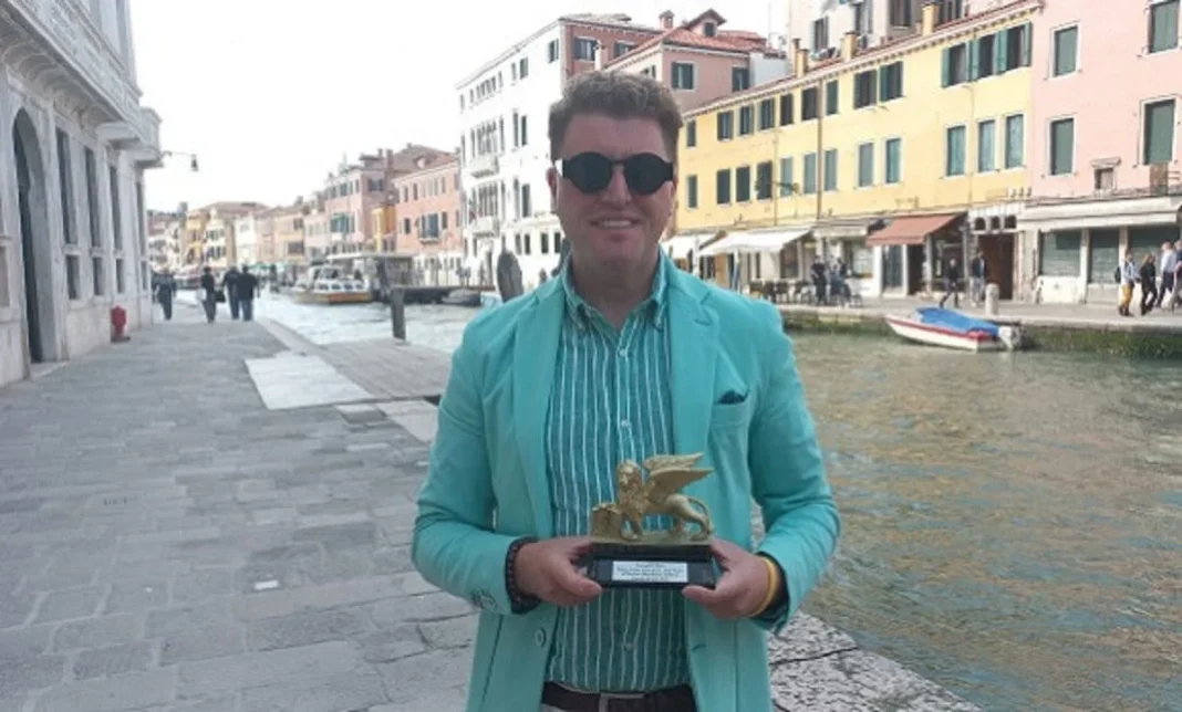 Massinissa Askeur avec son trophée en Italie Massinissa Askeur tenant son trophée du Lion d'Or en Italie.