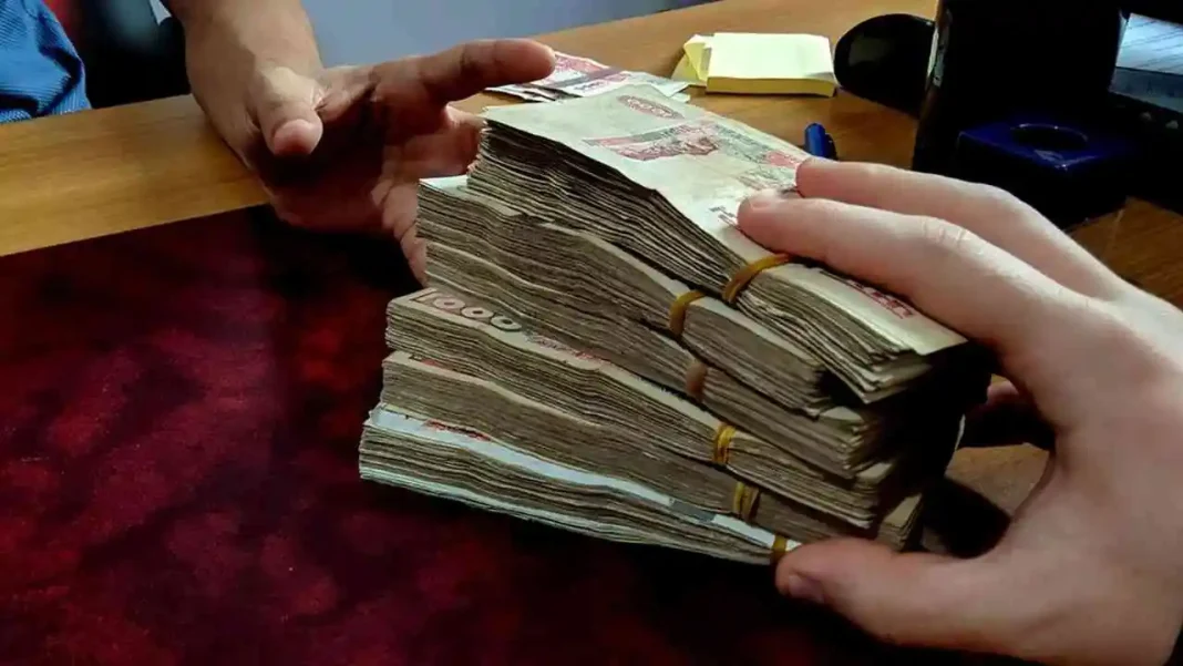 Incroyable ! Voici le nombre de siècles qu’il faut à un algérien pour réunir 1 million de dollar. Gros plan sur un tas de billets de banque empilés.