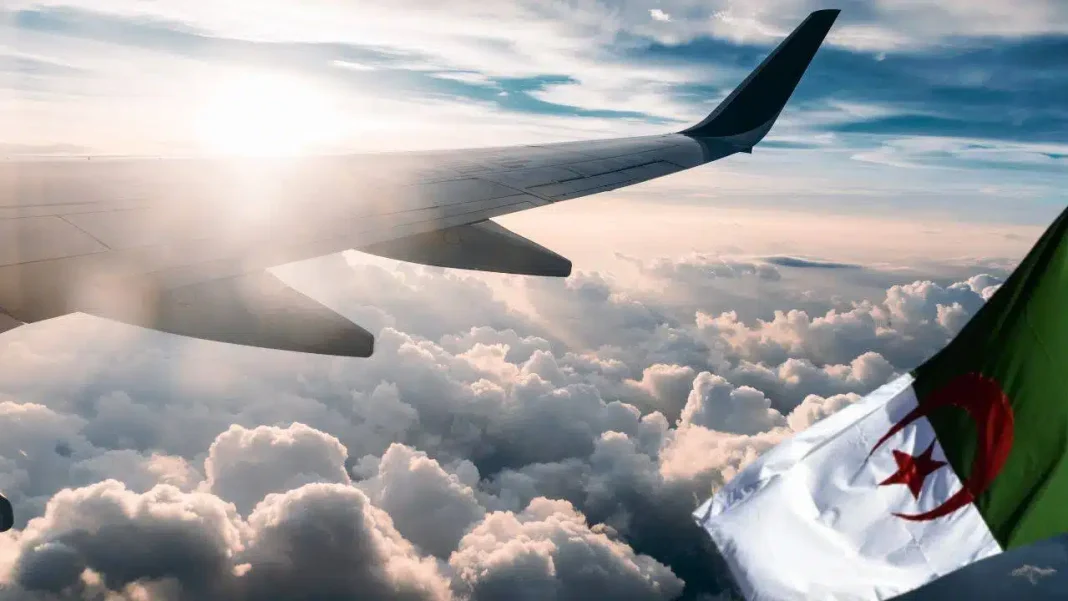 L’Occident ne fait plus rêver les Algériens pour cette raison Vue d'avion avec aile et drapeau algérien dans le ciel.