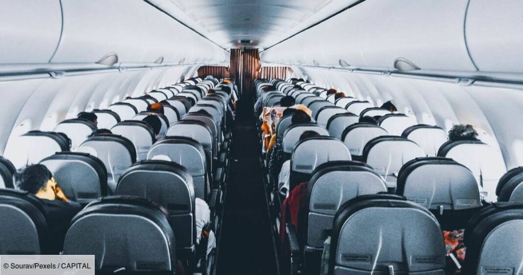 Scandale. Un vol France Algérie a été détourné vers…? Cabine d'avion avec passagers assis, vue centrale.
