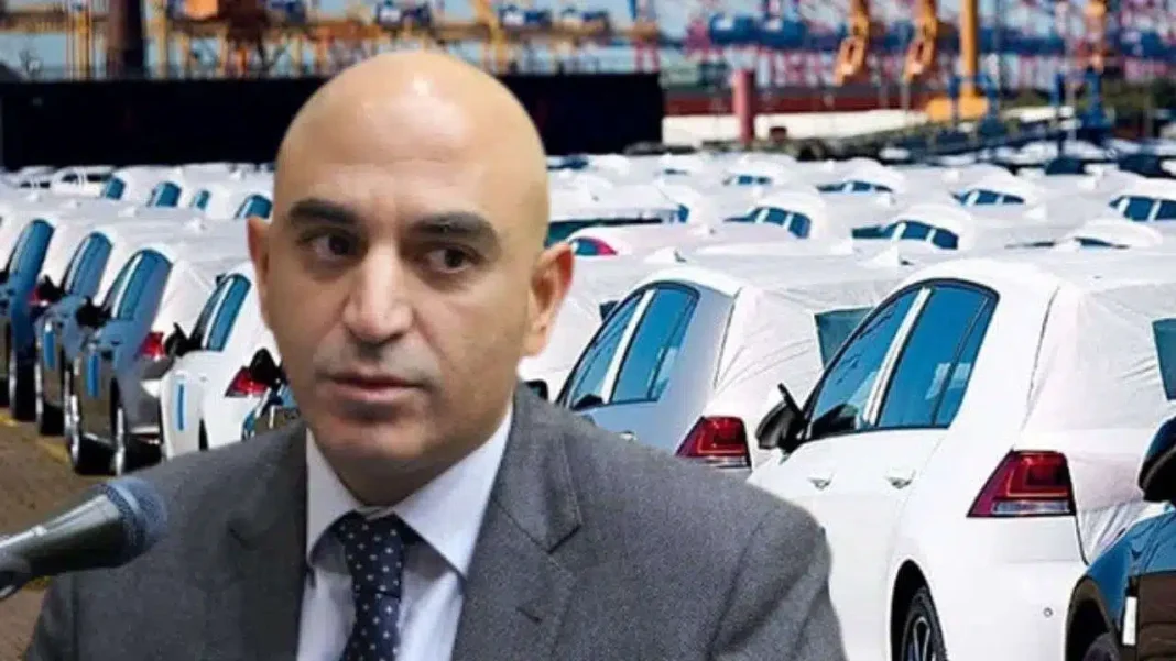 Le prix des automobiles baissera d’ici là : Un expert explique pourquoi. Expert automobile parlant devant une grande flotte de voitures.