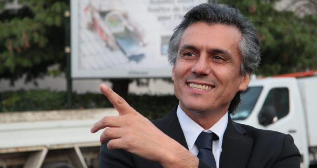Rachid Nekkaz exprimant sa gratitude lors d'un événement public.